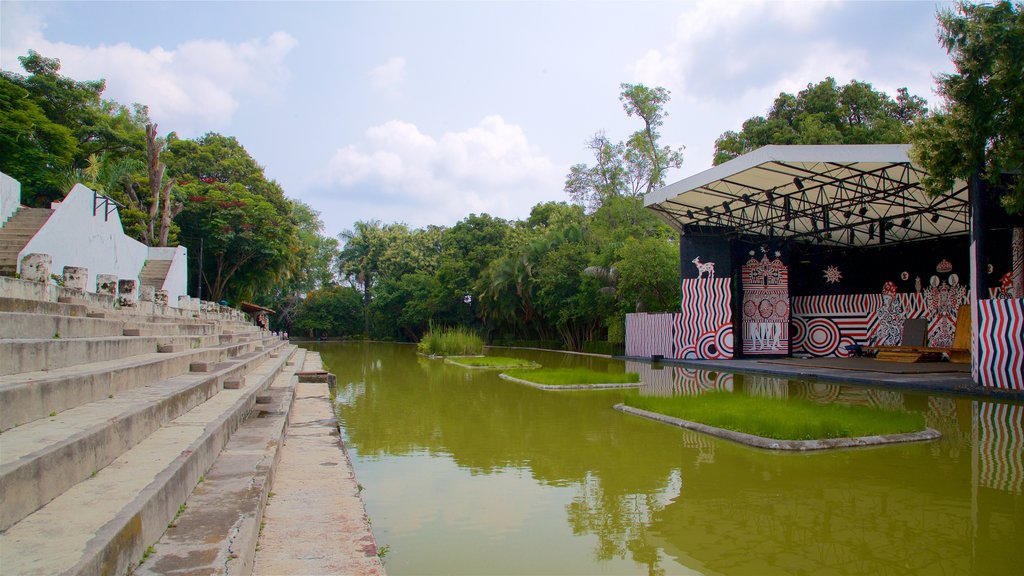 Jardín Borda mostrando cenas de teatro e um lago