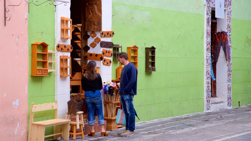 Bazar los Sapos y también una pareja