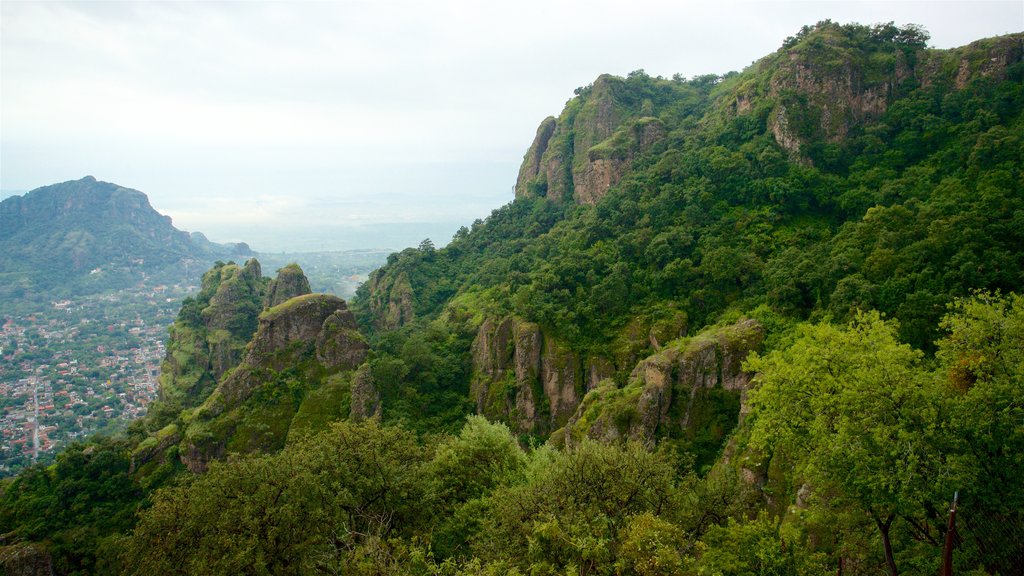 Pyramide van Tepozteco bevat vredige uitzichten en landschappen