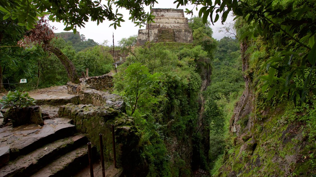 Pirámide de Tepozteco que incluye una ruina y elementos patrimoniales