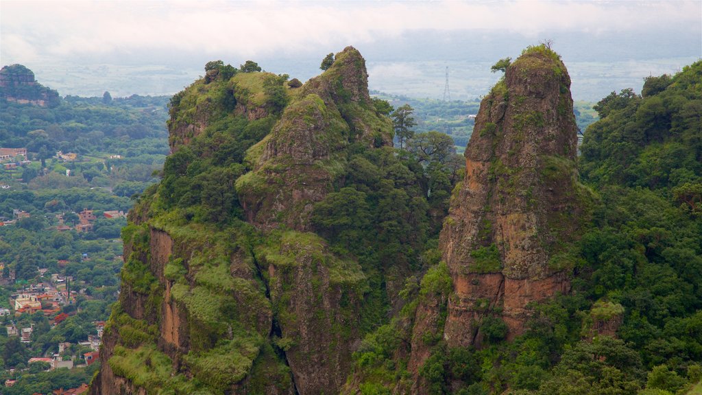 Pirámide de Tepozteco que incluye escenas tranquilas y vistas de paisajes