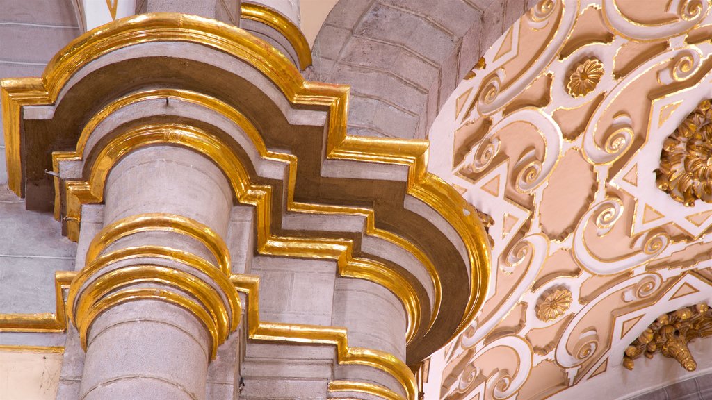 Iglesia de Santo Domingo que incluye elementos patrimoniales y vista interna