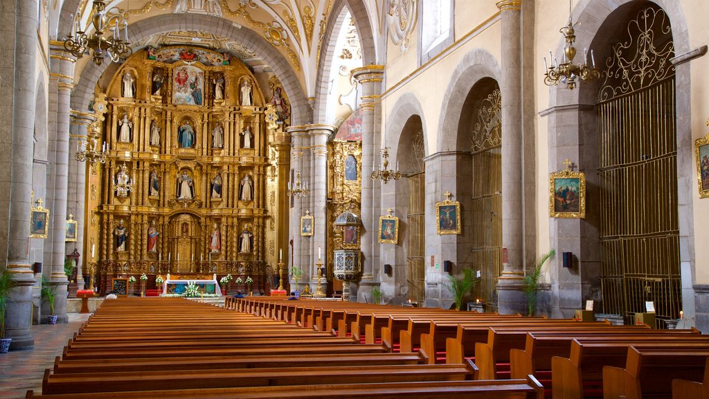 Iglesia de Santo Domingo mostrando vista interna, una iglesia o catedral y elementos patrimoniales