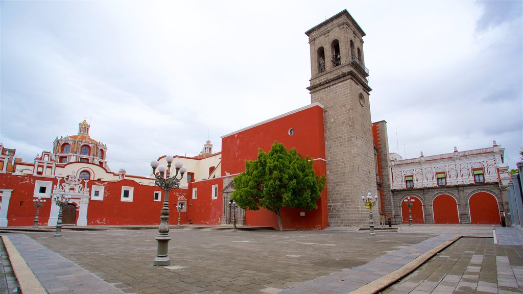 Santo Domingo Church showing a square or plaza