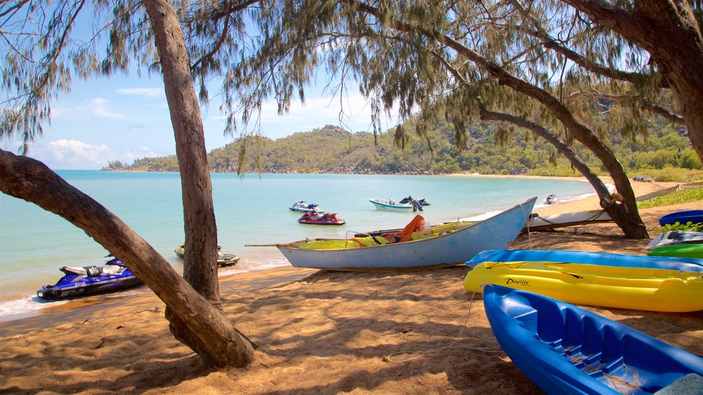 Magnetic Island ofreciendo vistas generales de la costa, jet ski y una playa