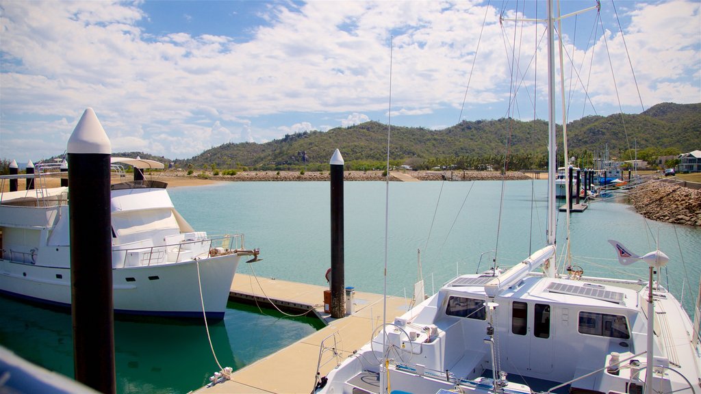 Nelly Bay toont een baai of haven