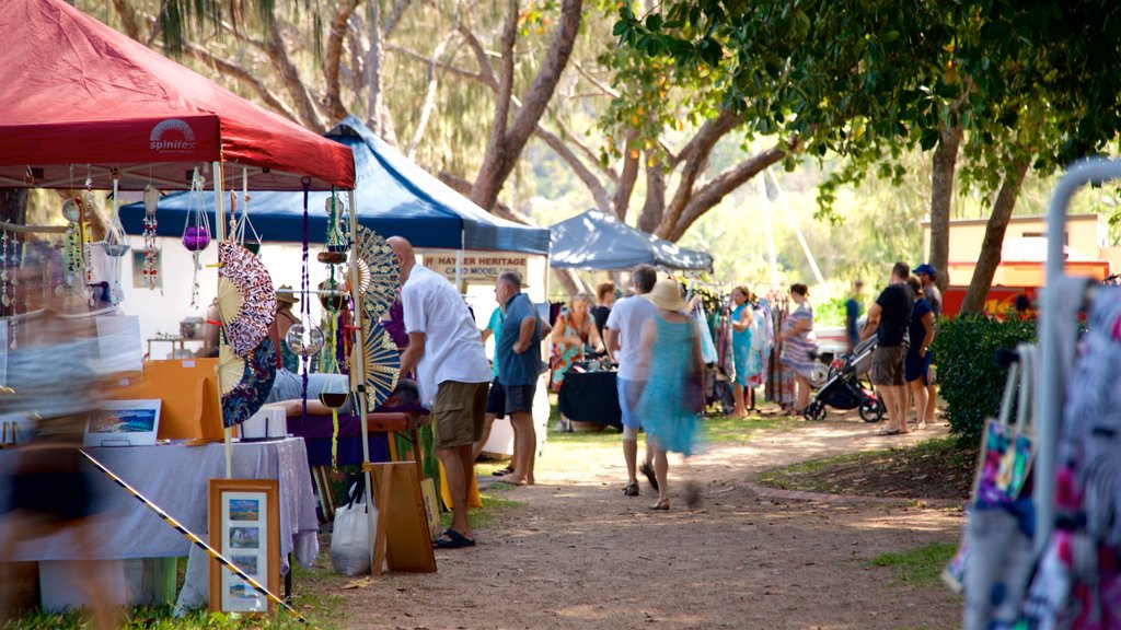 Horseshoe Bay Beach featuring markets as well as a small group of people