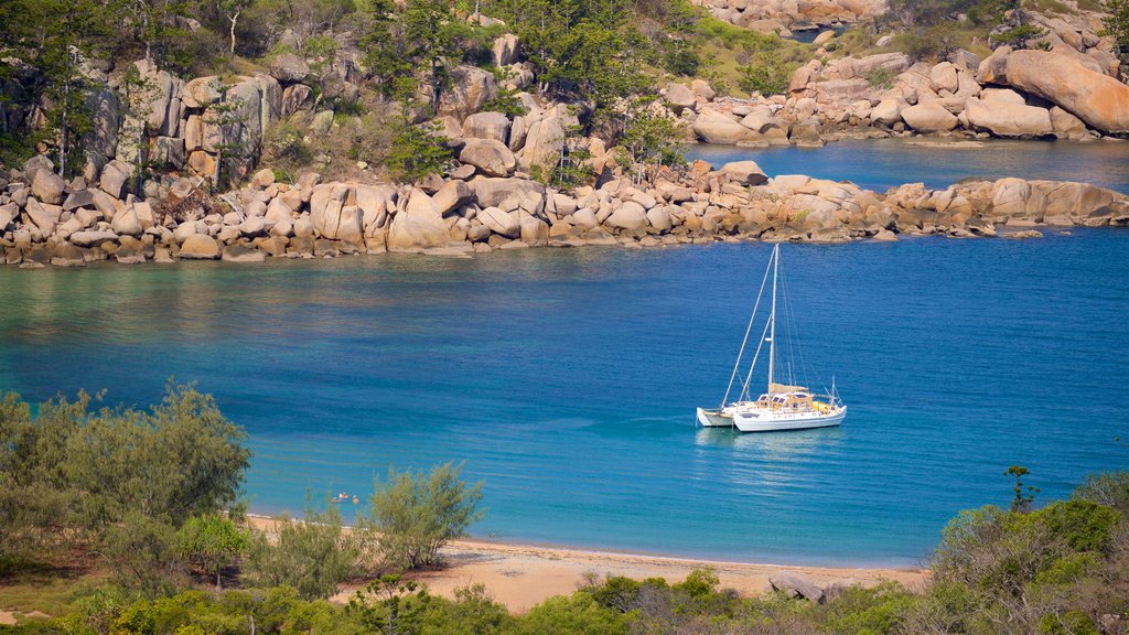 Magnetic Island National Park que inclui uma baía ou porto, paisagens litorâneas e litoral rochoso