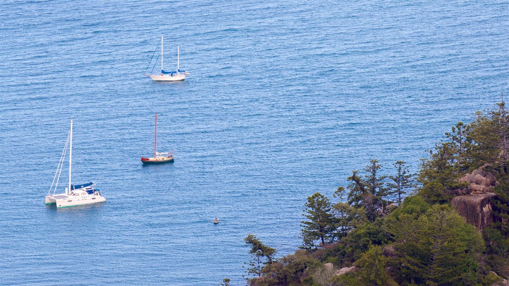 Parque Nacional Magnetic Island ofreciendo vistas generales de la costa y una bahía o puerto