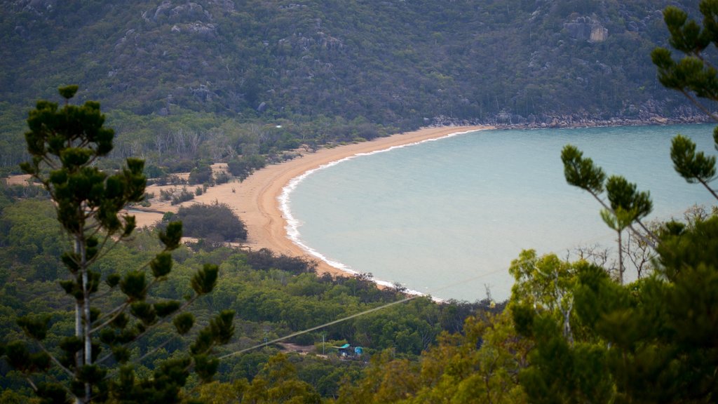 Magnetic Island National Park caracterizando paisagens litorâneas, cenas tranquilas e uma praia