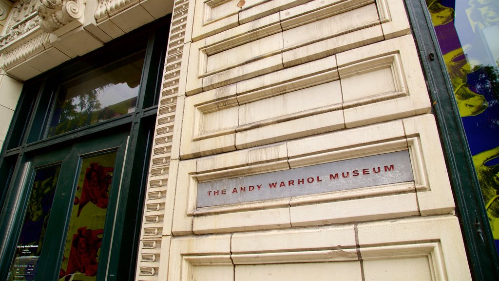 Andy Warhol Museum que incluye señalización y elementos del patrimonio