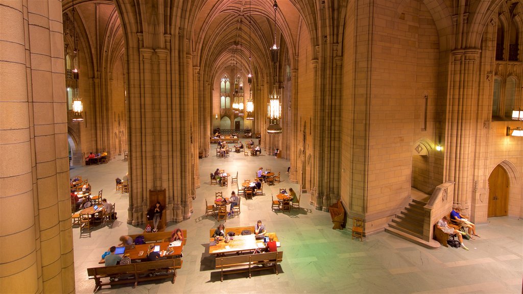 Cathedral of Learning montrant vues intérieures, église ou cathédrale et patrimoine historique