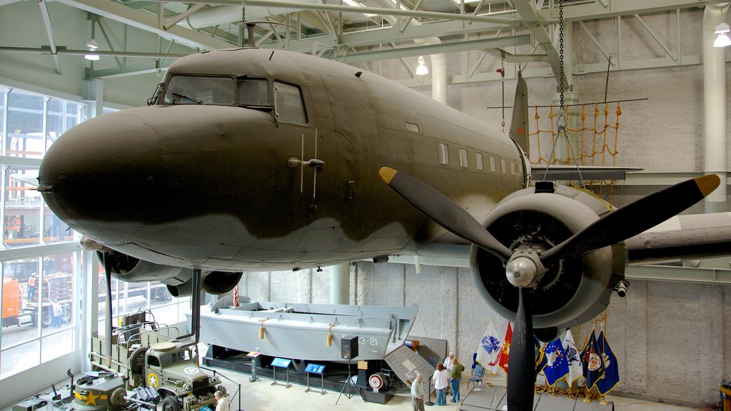 Museo Nacional de la Segunda Guerra Mundial mostrando avión y vista interna