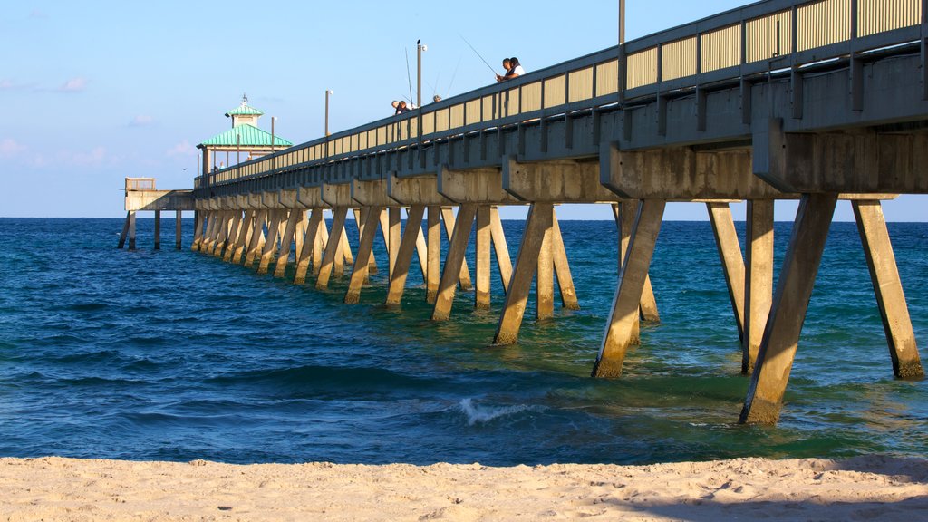 Deerfield Beach Pier which includes a beach