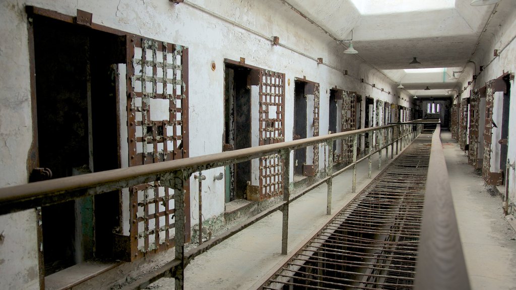 Eastern State Penitentiary mostrando vistas interiores