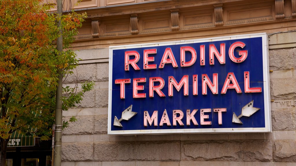 Reading Terminal Market que inclui mercados e sinalização