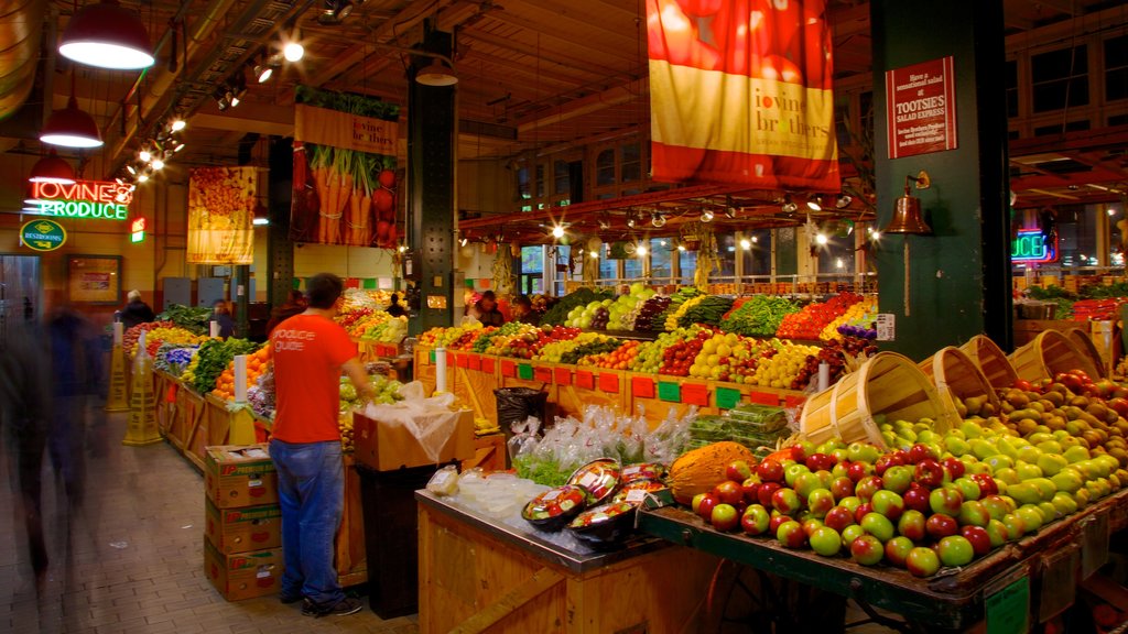 Reading Terminal Market mostrando mercados, escenas de noche y vista interna