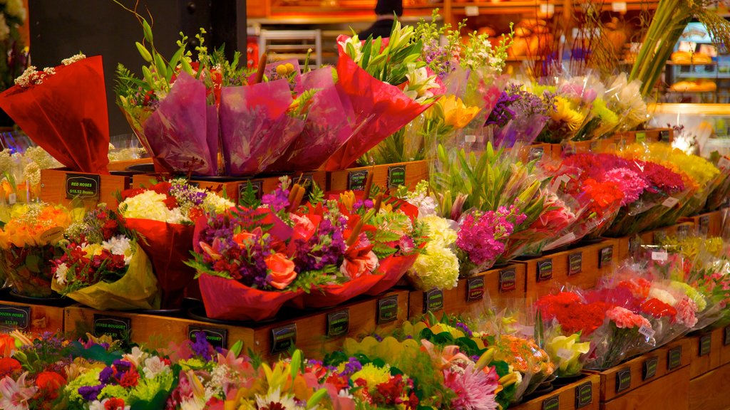 Reading Terminal Market mostrando mercados, vistas internas e flores