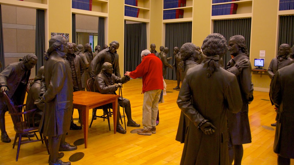 National Constitution Center ofreciendo vista interna y también un hombre