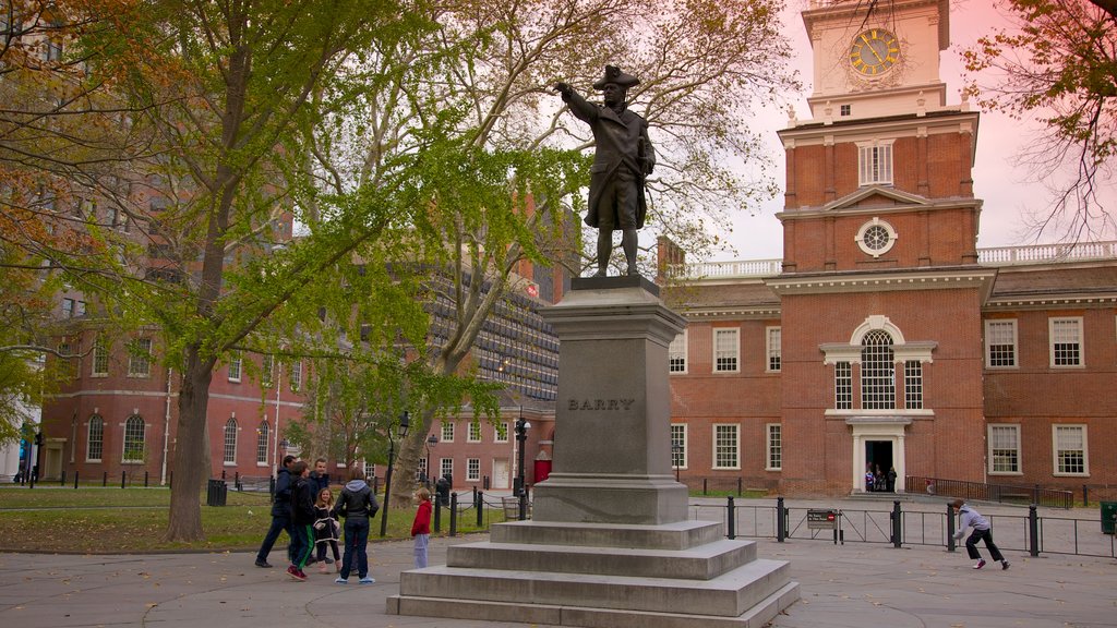 Liberty Bell Center que incluye una estatua o escultura, una ciudad y un monumento