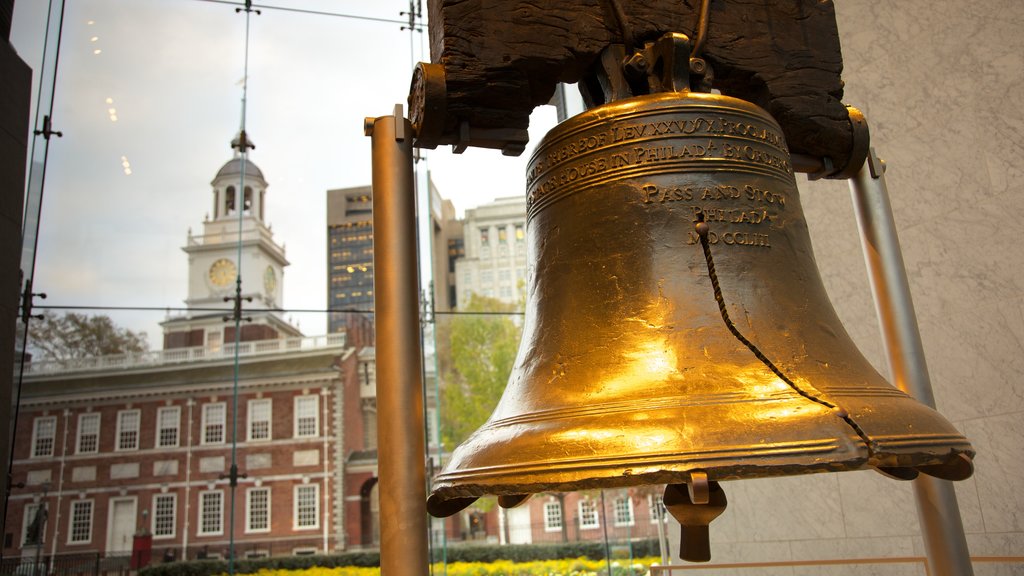 Liberty Bell Center showing a city, heritage architecture and a monument