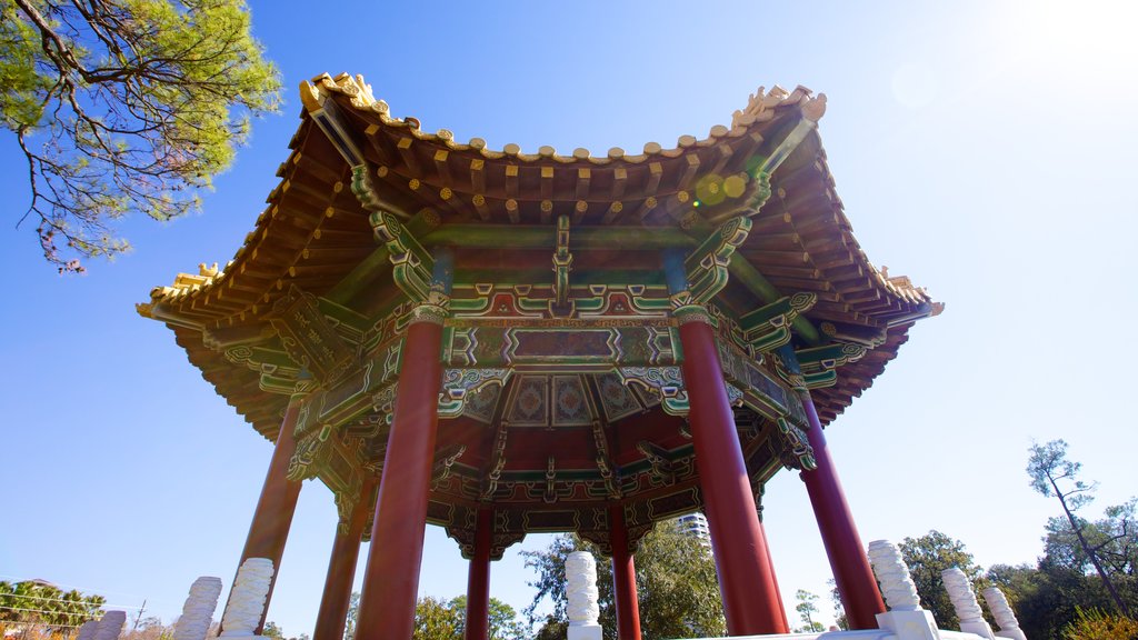 Hermann Park which includes a garden and heritage architecture