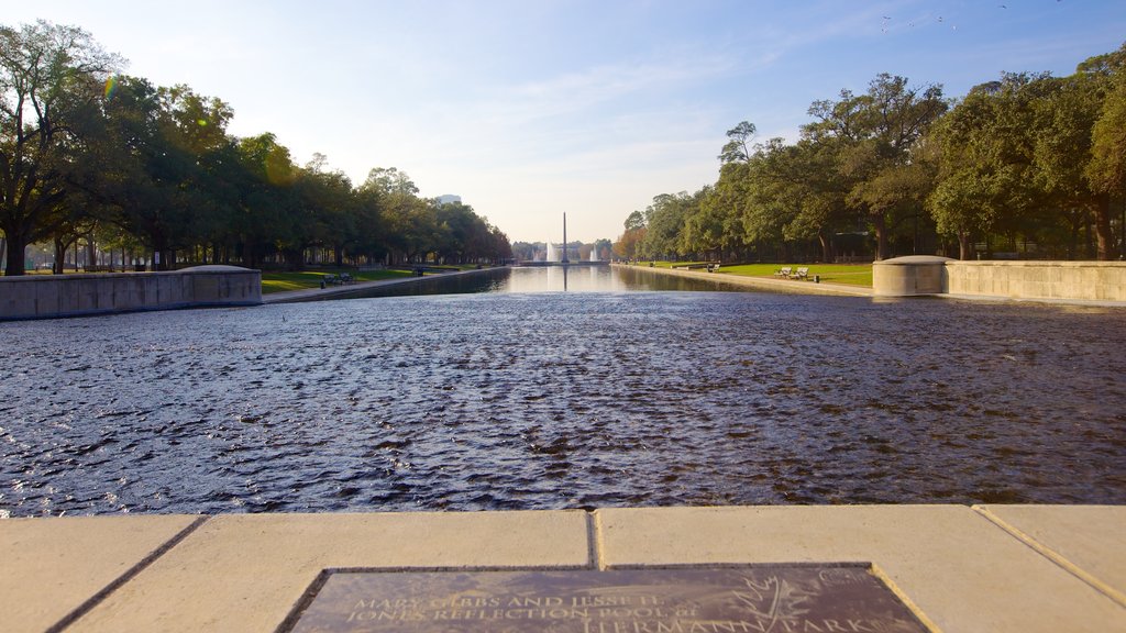 Hermann Park montrant un jardin et un étang