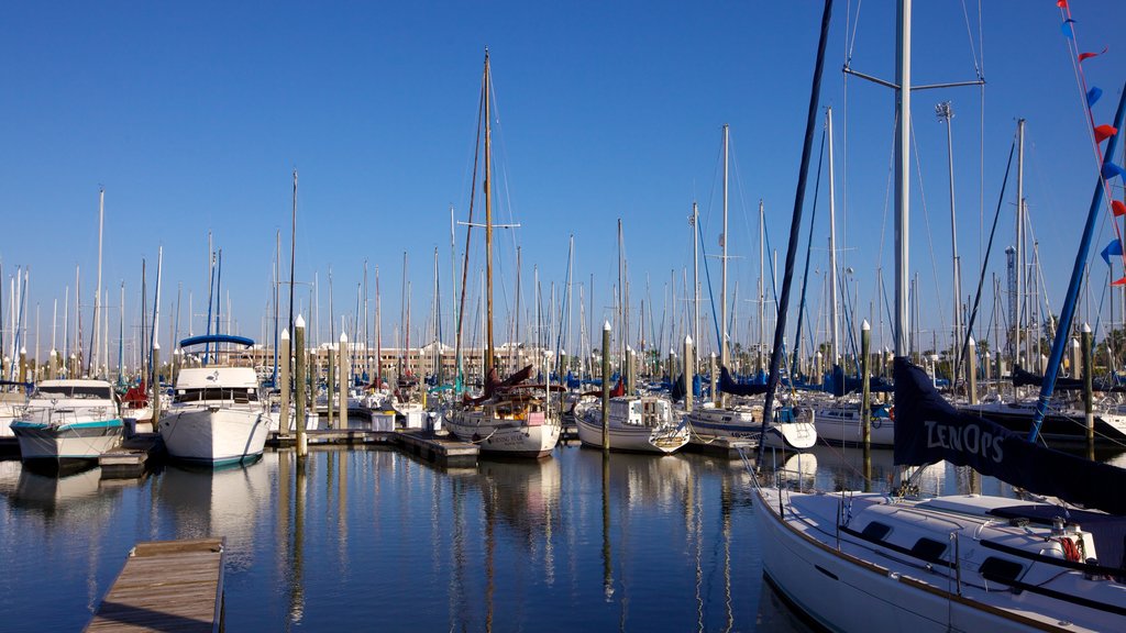 Kemah Boardwalk que incluye una bahía o un puerto, un club náutico y velero