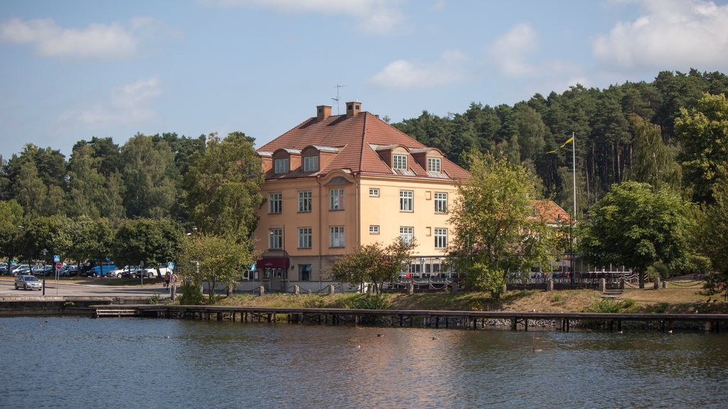 Södertälje que incluye un lago o abrevadero