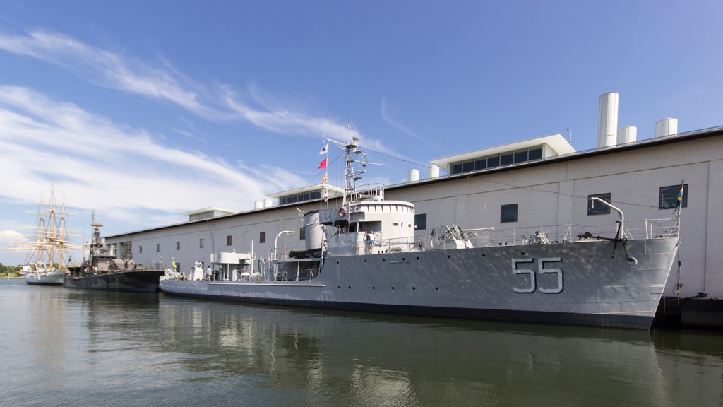 Karlskrona ofreciendo artículos militares y una bahía o un puerto