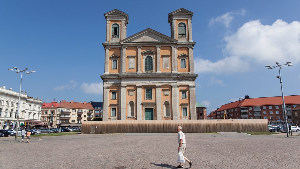 Karlskrona que incluye una plaza y elementos patrimoniales