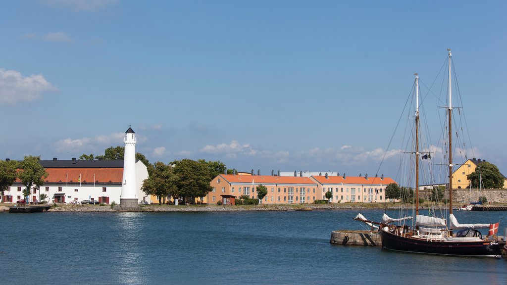 Karlskrona que incluye una bahía o un puerto