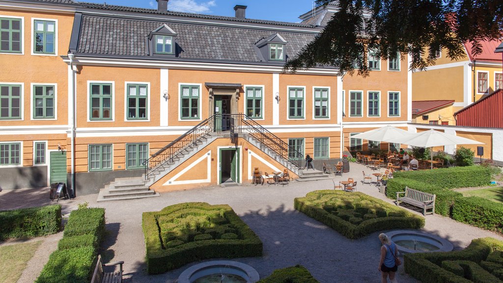 Karlskrona showing a garden