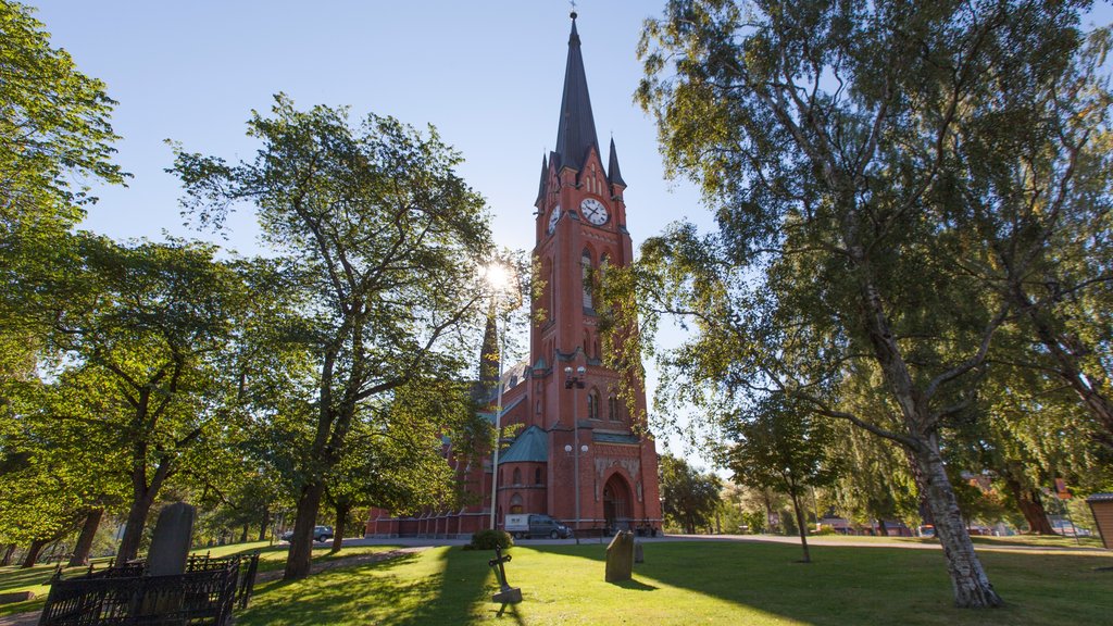 Sundsvall mostrando una iglesia o catedral, elementos del patrimonio y un jardín