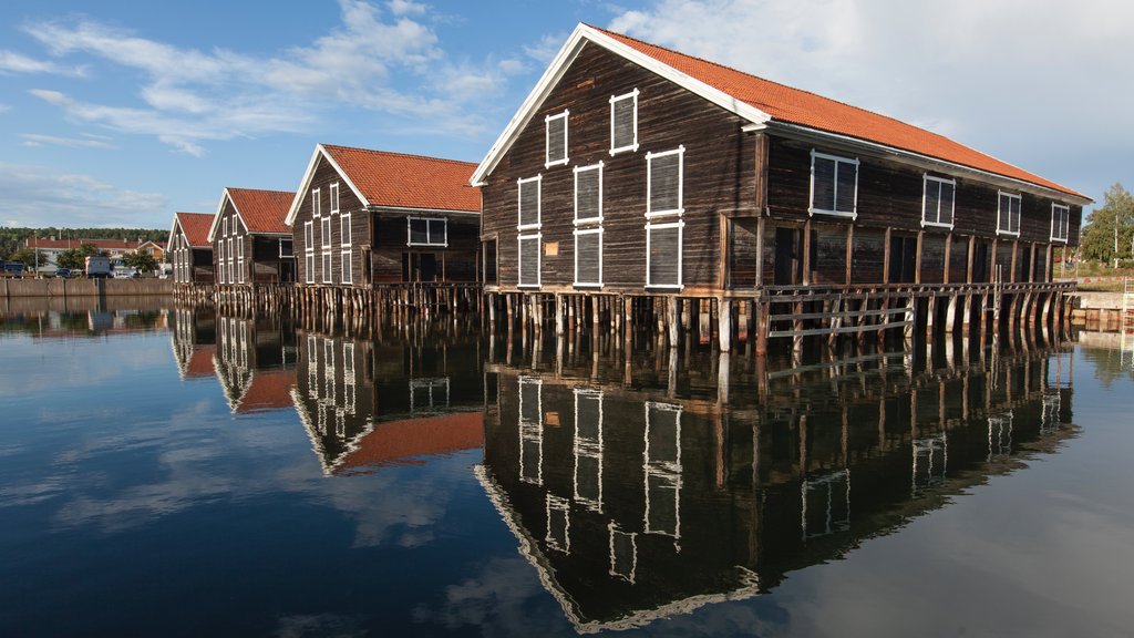 Hudiksvall que incluye una bahía o puerto