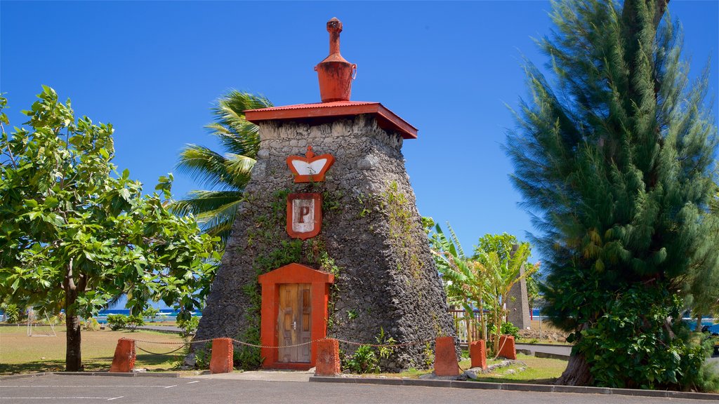 Tomb of King Pomare V featuring heritage elements