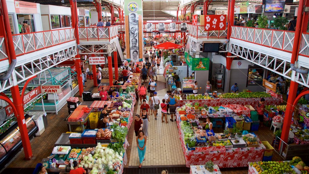 Mercado de Papeete que incluye vistas interiores y mercados y también un pequeño grupo de personas