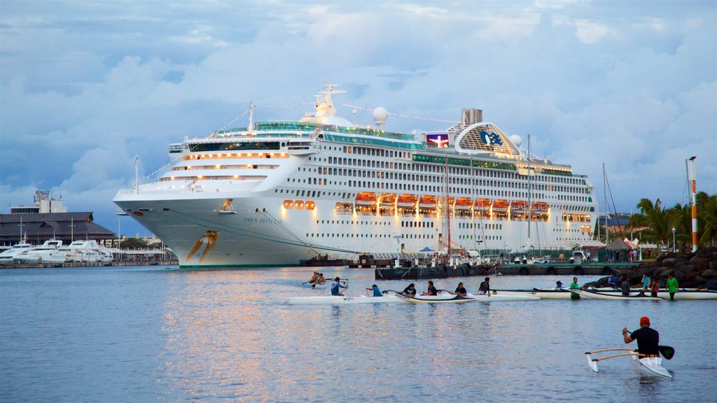 Papeete mettant en vedette une baie ou un port, kayak ou canot et croisière