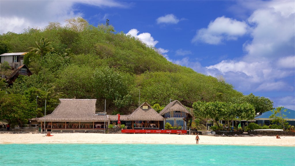 Playa Matira que incluye escenas tropicales, una playa y vistas generales de la costa