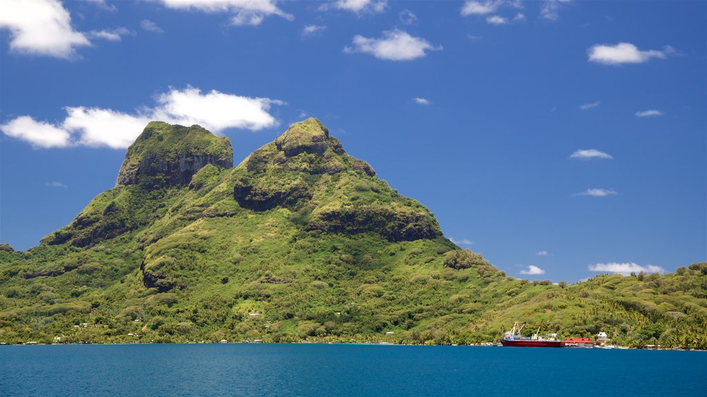 Mont Otemanu montrant montagnes et lac ou étang