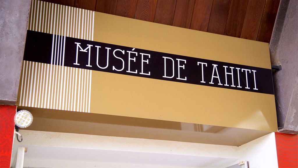 Museo de Tahití mostrando señalización