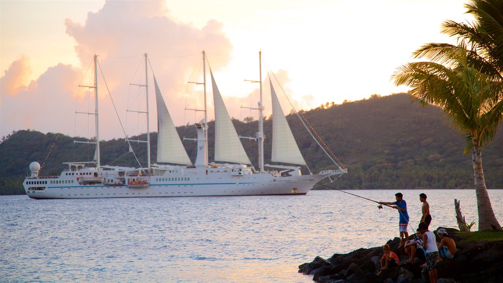 Puerto de Vaitape ofreciendo pesca, una puesta de sol y vistas generales de la costa