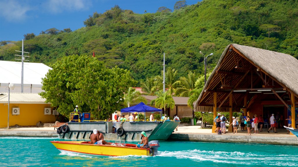 Puerto de Vaitape que incluye vistas generales de la costa, escenas tropicales y paseos en lancha