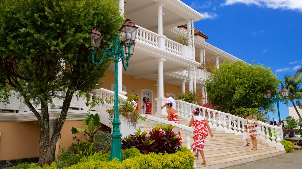 Hôtel de ville de Papeete aussi bien que petit groupe de personnes