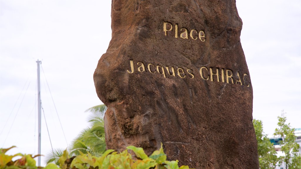 Place Jacques Chirac que incluye señalización