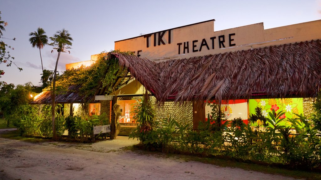 Centro cultural Tiki Village que inclui sinalização