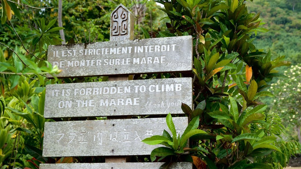 Marae Arahurahu Temple featuring signage