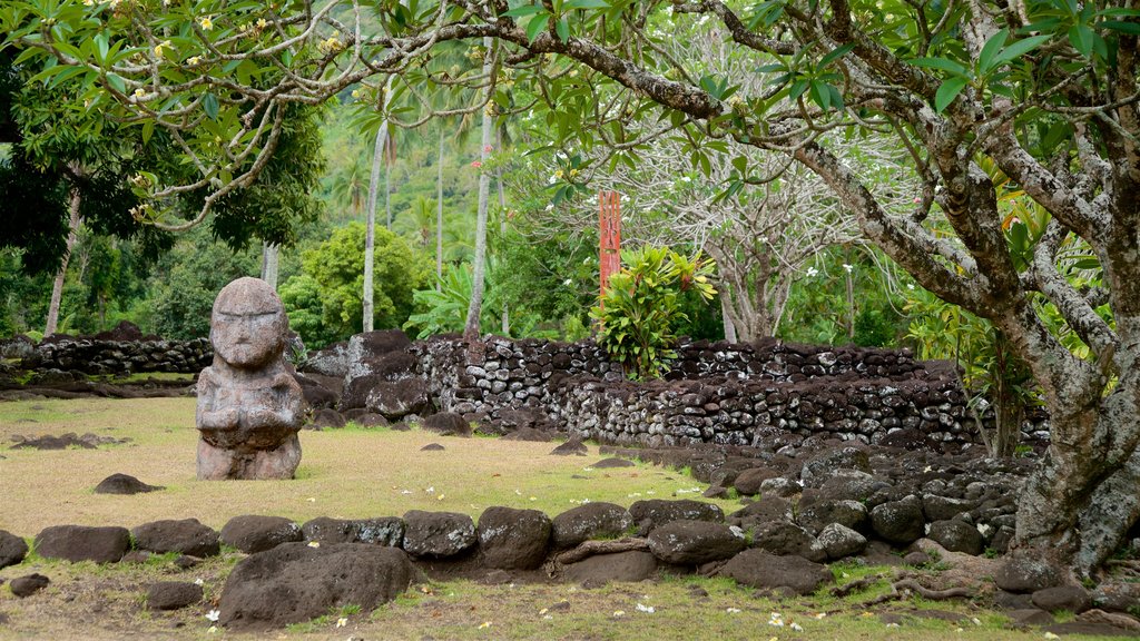 Templo Marae Arahurahu caracterizando um parque e cultura nativa