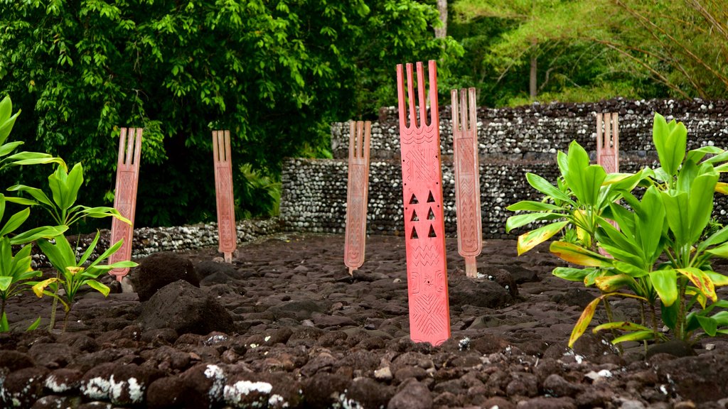 Marae Arahurahu Temple showing a garden