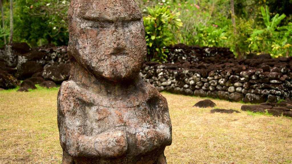 Templo Marae Arahurahu mostrando cultura indígena y un jardín